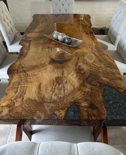 Mesa de madera y resina